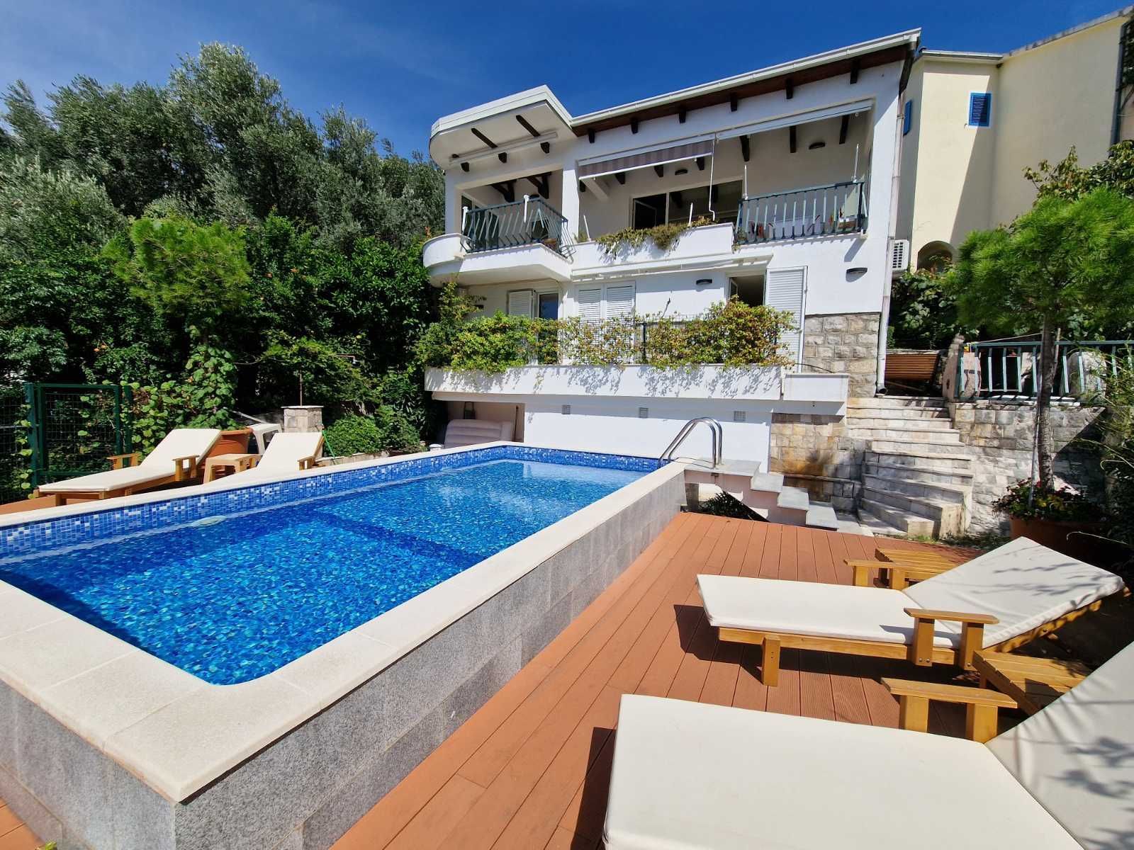 Prvi sprat luksuzne vile sa bazenom i panoramskim pogledom – Sveti Stefan (dugoročno izdavanje) - Amfora Real Estate