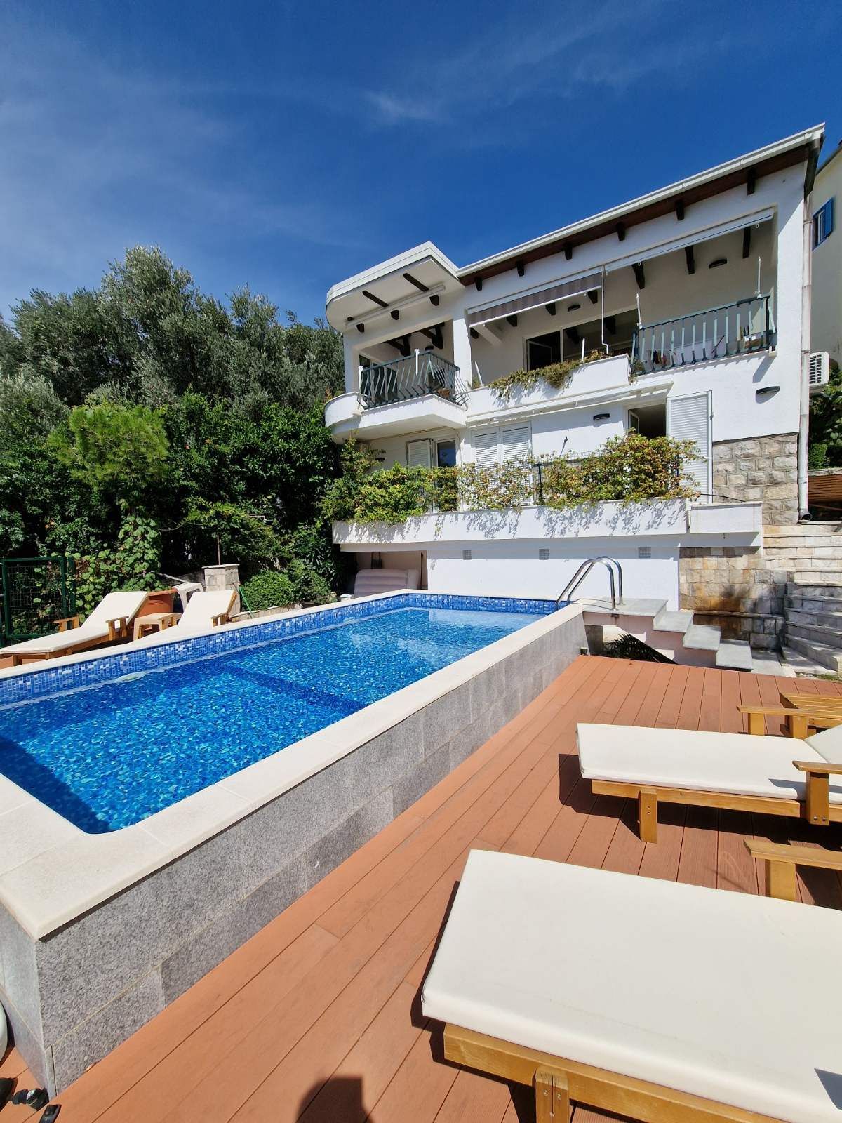 Prvi sprat luksuzne vile sa bazenom i panoramskim pogledom – Sveti Stefan (dugoročno izdavanje) - Amfora Real Estate