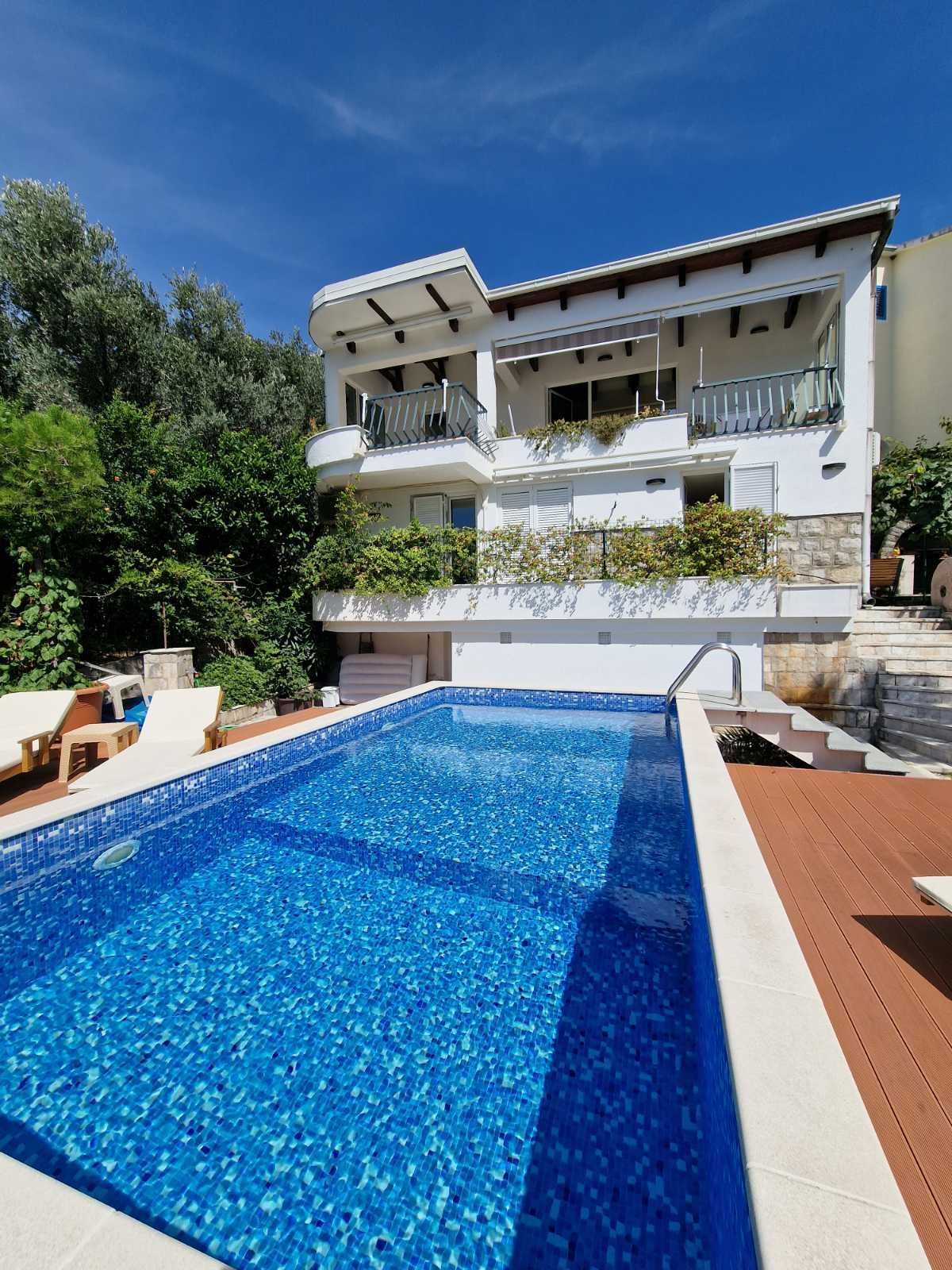 Prvi sprat luksuzne vile sa bazenom i panoramskim pogledom – Sveti Stefan (dugoročno izdavanje) - Amfora Real Estate