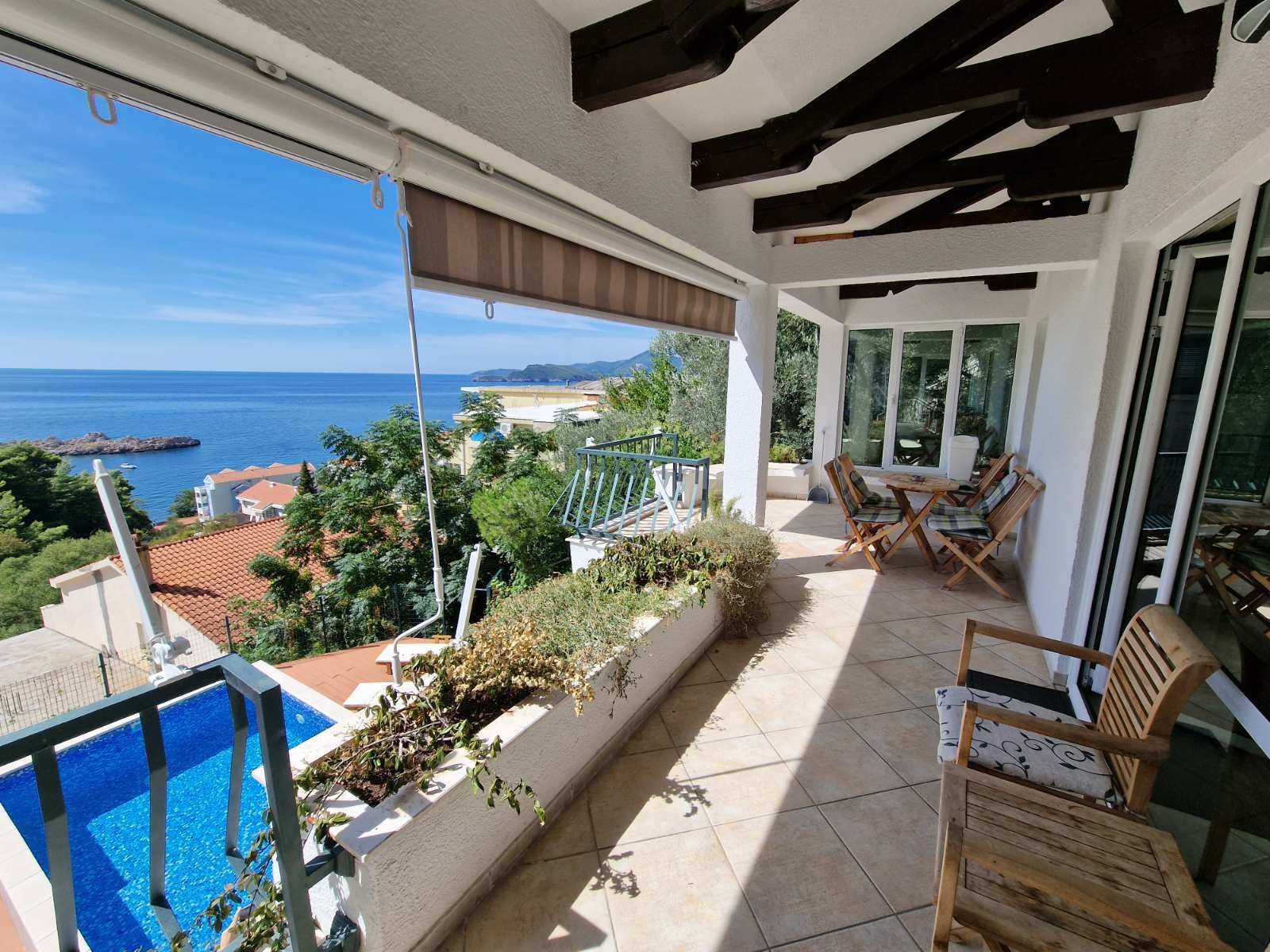 Prvi sprat luksuzne vile sa bazenom i panoramskim pogledom – Sveti Stefan (dugoročno izdavanje) - Amfora Real Estate