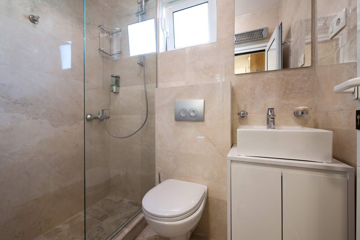 Prvi sprat luksuzne vile sa bazenom i panoramskim pogledom – Sveti Stefan (dugoročno izdavanje) - Amfora Real Estate