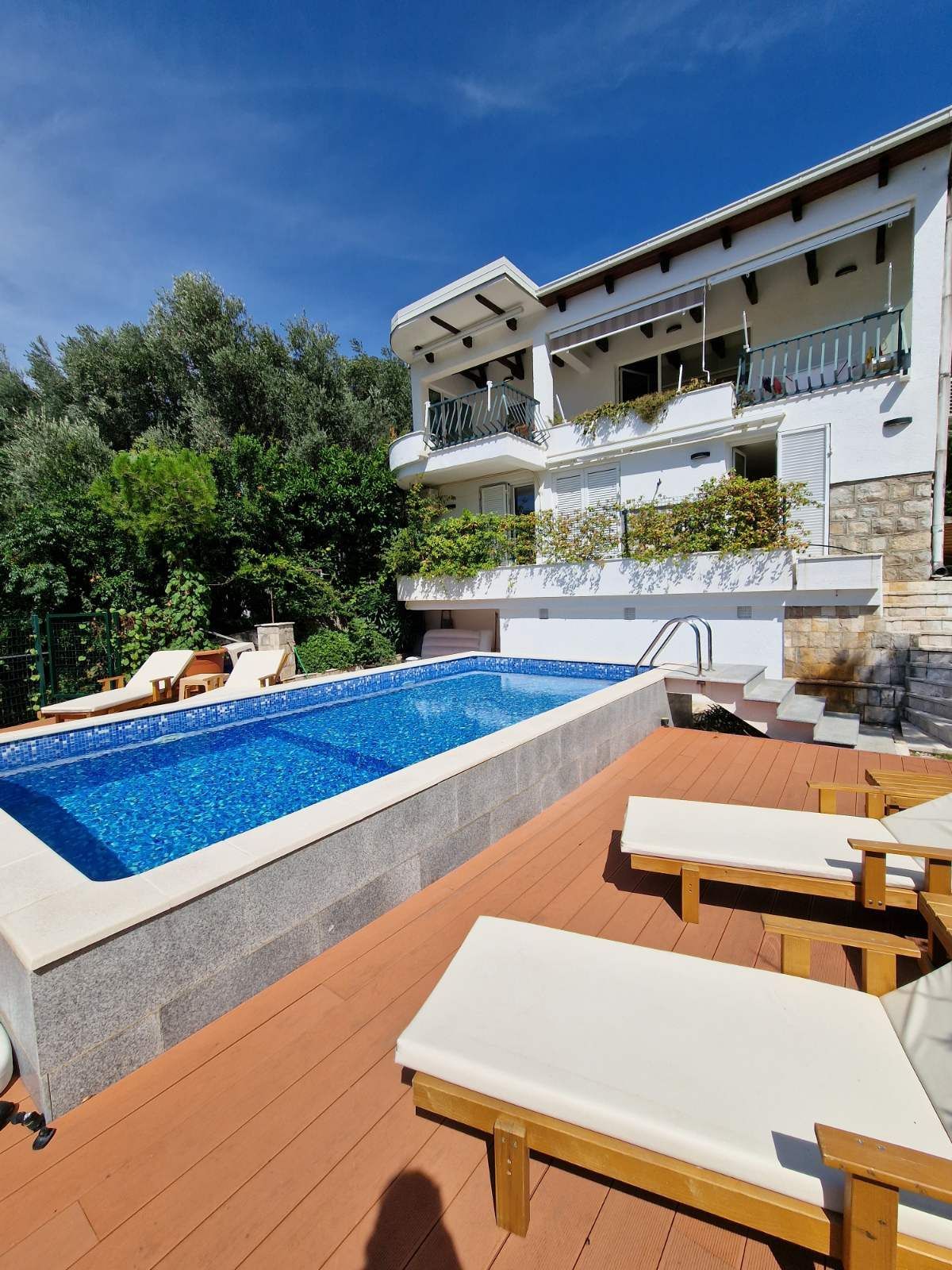 Prvi sprat luksuzne vile sa bazenom i panoramskim pogledom – Sveti Stefan (dugoročno izdavanje) - Amfora Real Estate