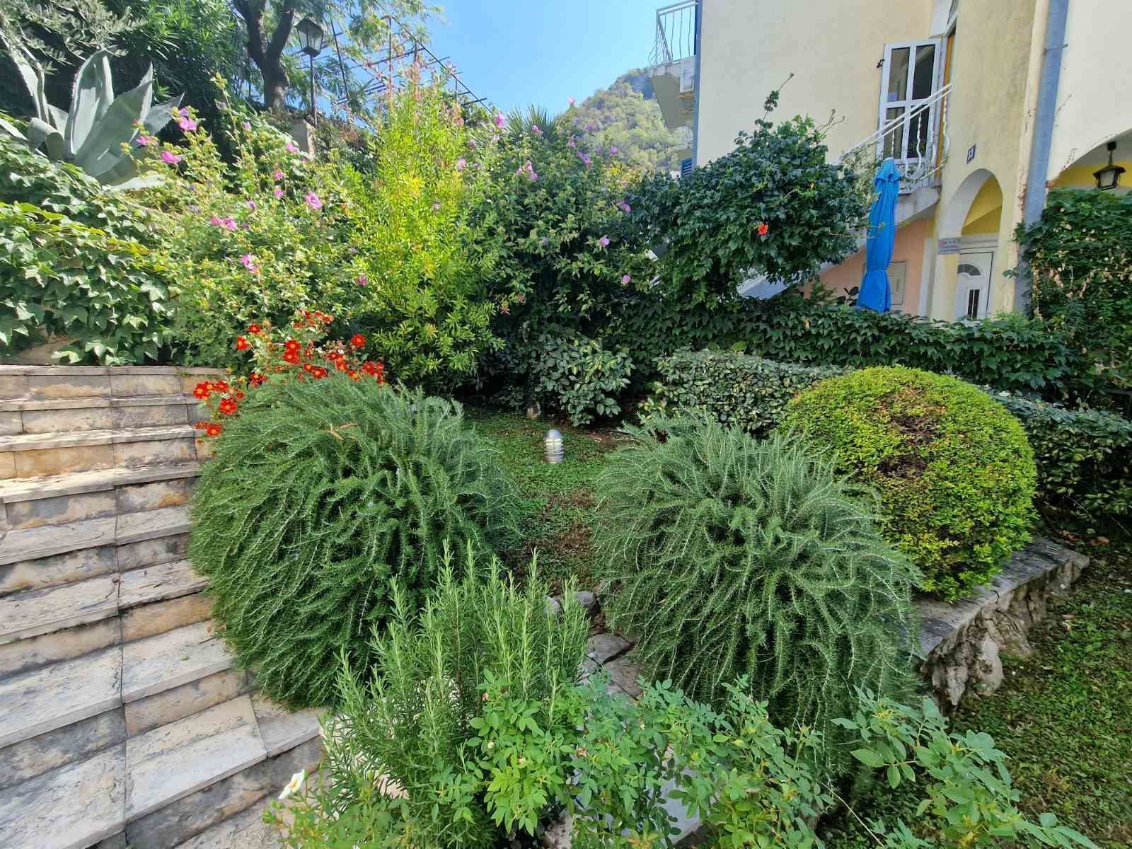 Prvi sprat luksuzne vile sa bazenom i panoramskim pogledom – Sveti Stefan (dugoročno izdavanje) - Amfora Real Estate