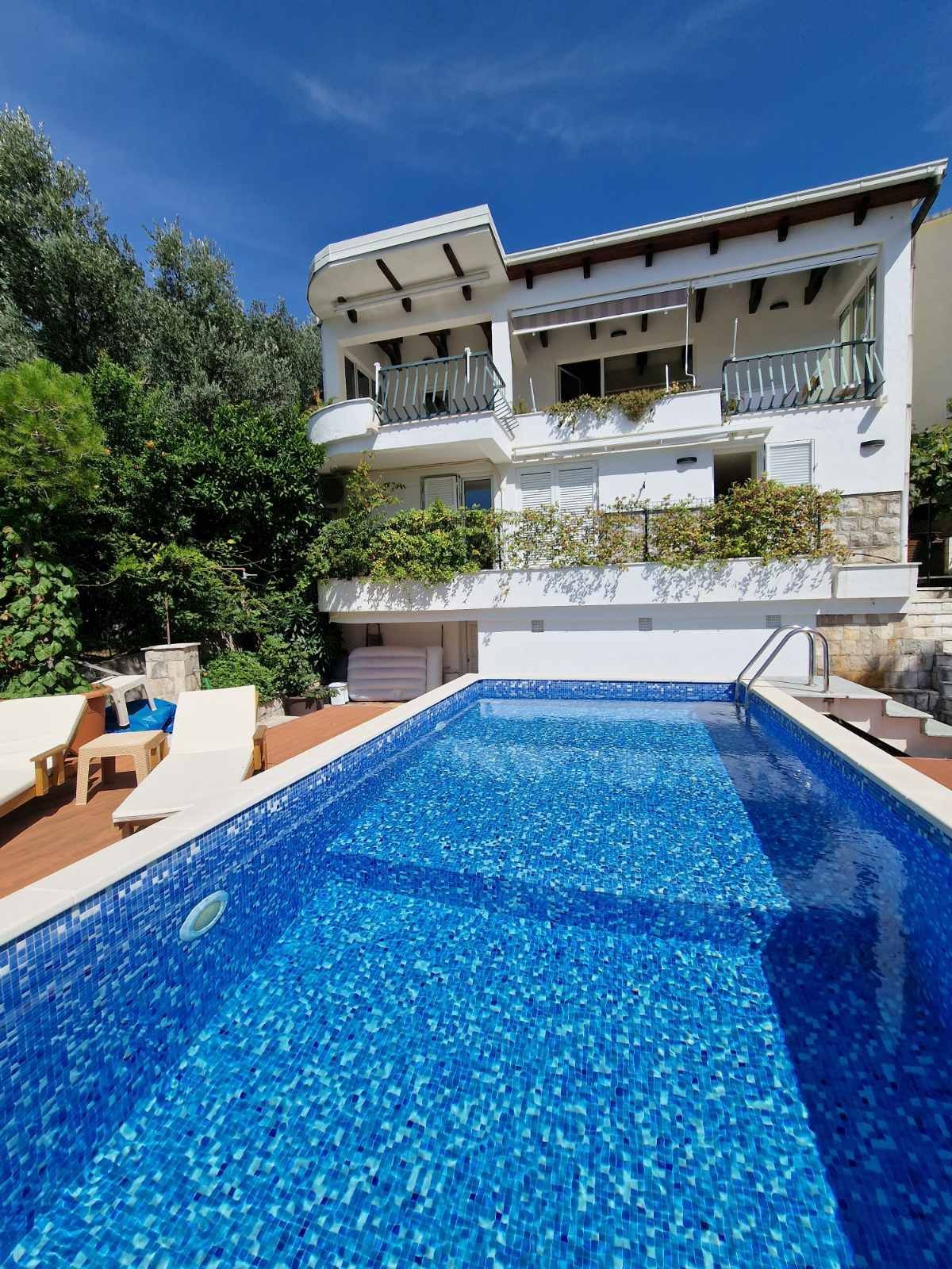 Prvi sprat luksuzne vile sa bazenom i panoramskim pogledom – Sveti Stefan (dugoročno izdavanje) - Amfora Real Estate