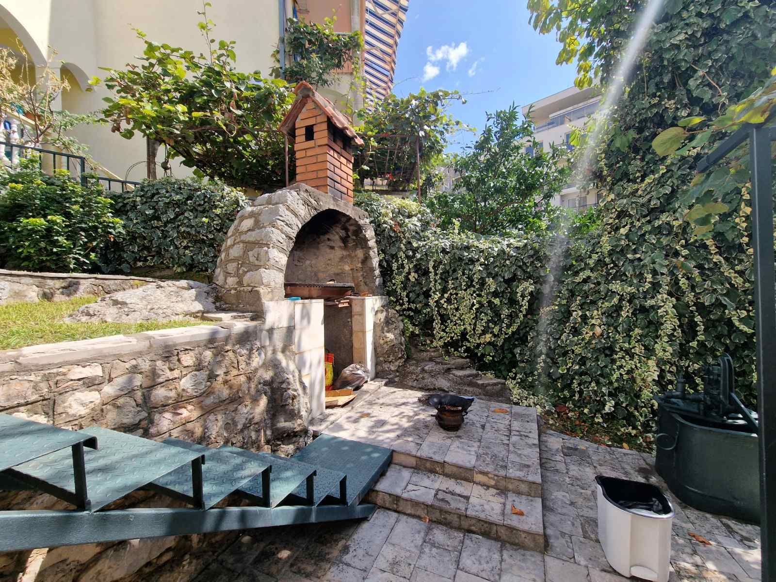 Prvi sprat luksuzne vile sa bazenom i panoramskim pogledom – Sveti Stefan (dugoročno izdavanje) - Amfora Real Estate