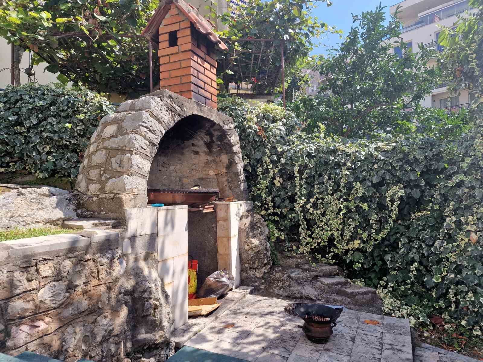 Prvi sprat luksuzne vile sa bazenom i panoramskim pogledom – Sveti Stefan (dugoročno izdavanje) - Amfora Real Estate