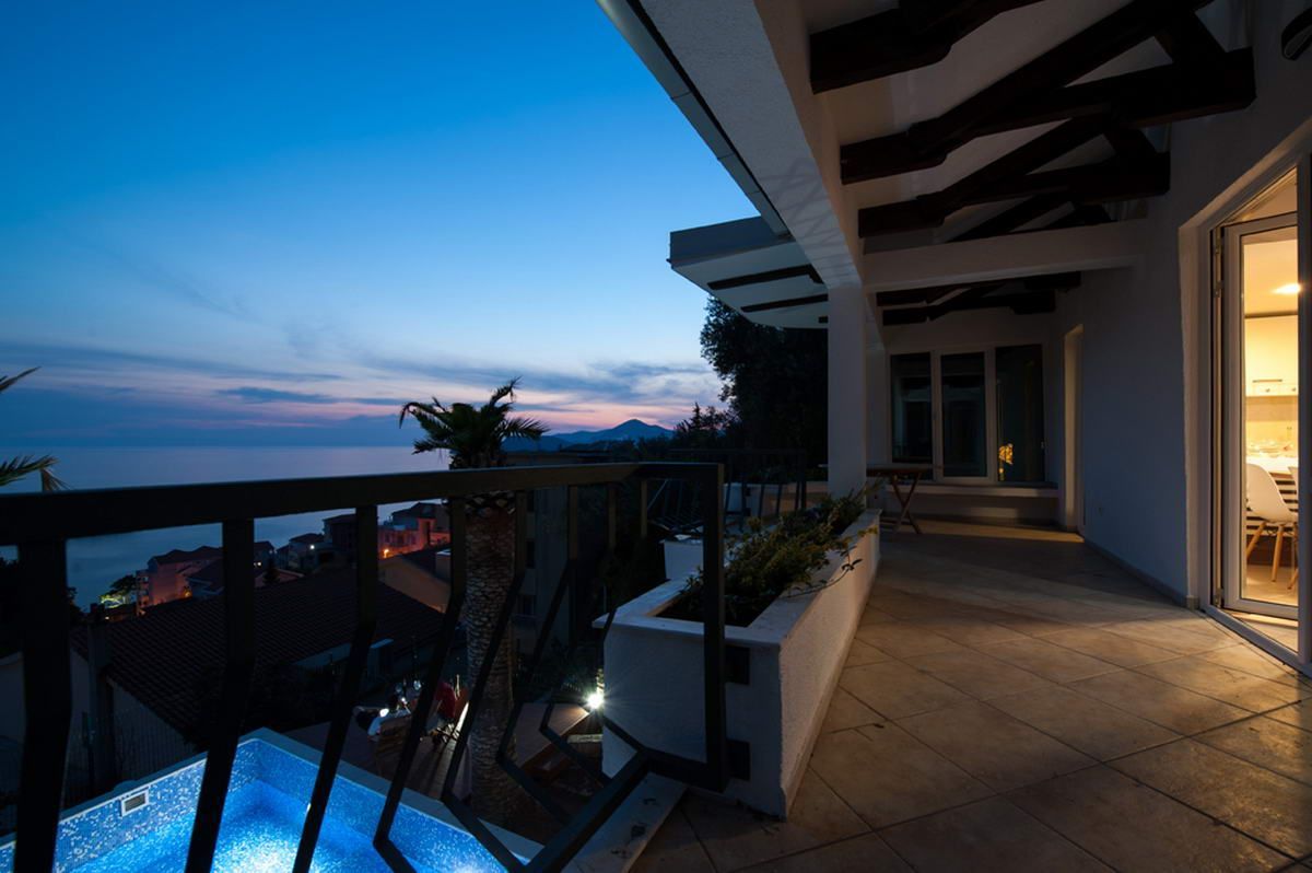 Prvi sprat luksuzne vile sa bazenom i panoramskim pogledom – Sveti Stefan (dugoročno izdavanje) - Amfora Real Estate