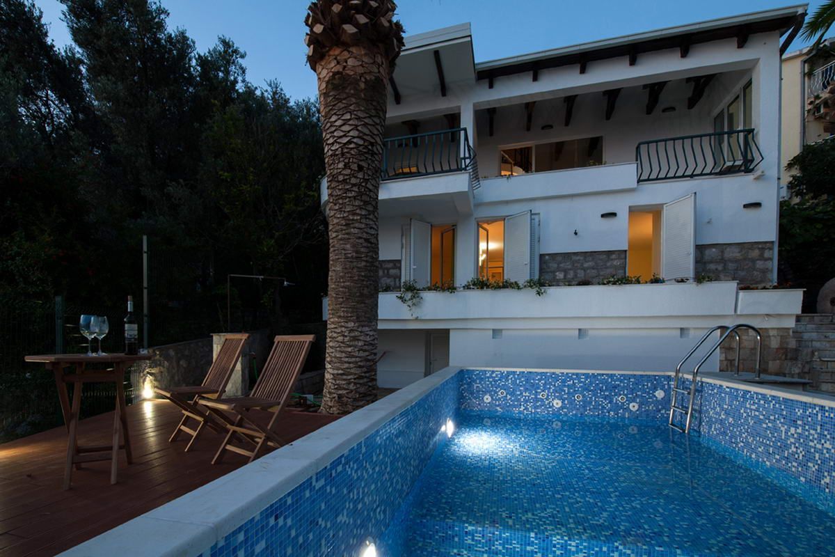 Prvi sprat luksuzne vile sa bazenom i panoramskim pogledom – Sveti Stefan (dugoročno izdavanje) - Amfora Real Estate