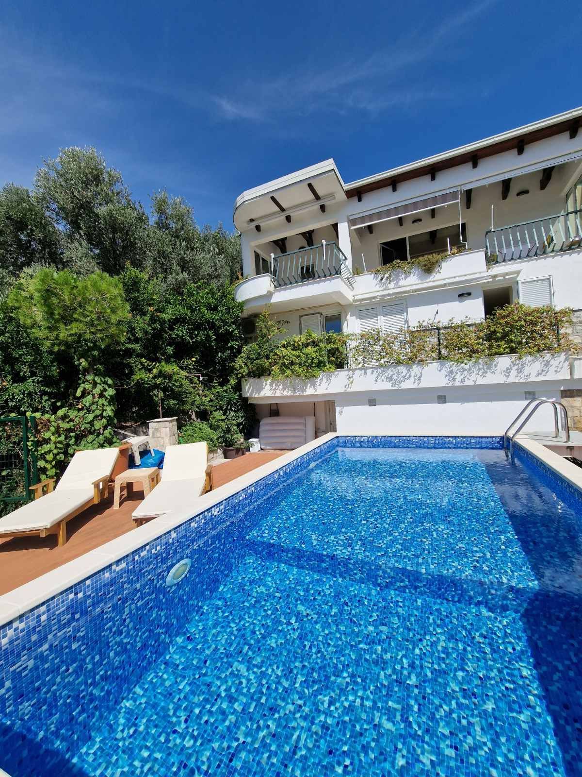 Prvi sprat luksuzne vile sa bazenom i panoramskim pogledom – Sveti Stefan (dugoročno izdavanje) - Amfora Real Estate