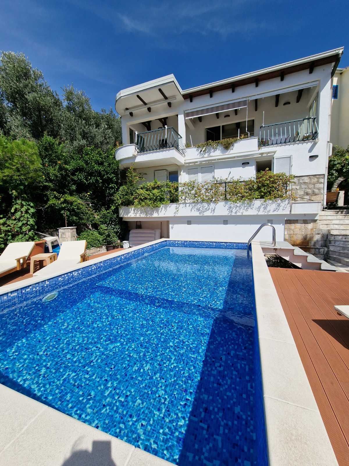 Prvi sprat luksuzne vile sa bazenom i panoramskim pogledom – Sveti Stefan (dugoročno izdavanje) - Amfora Real Estate