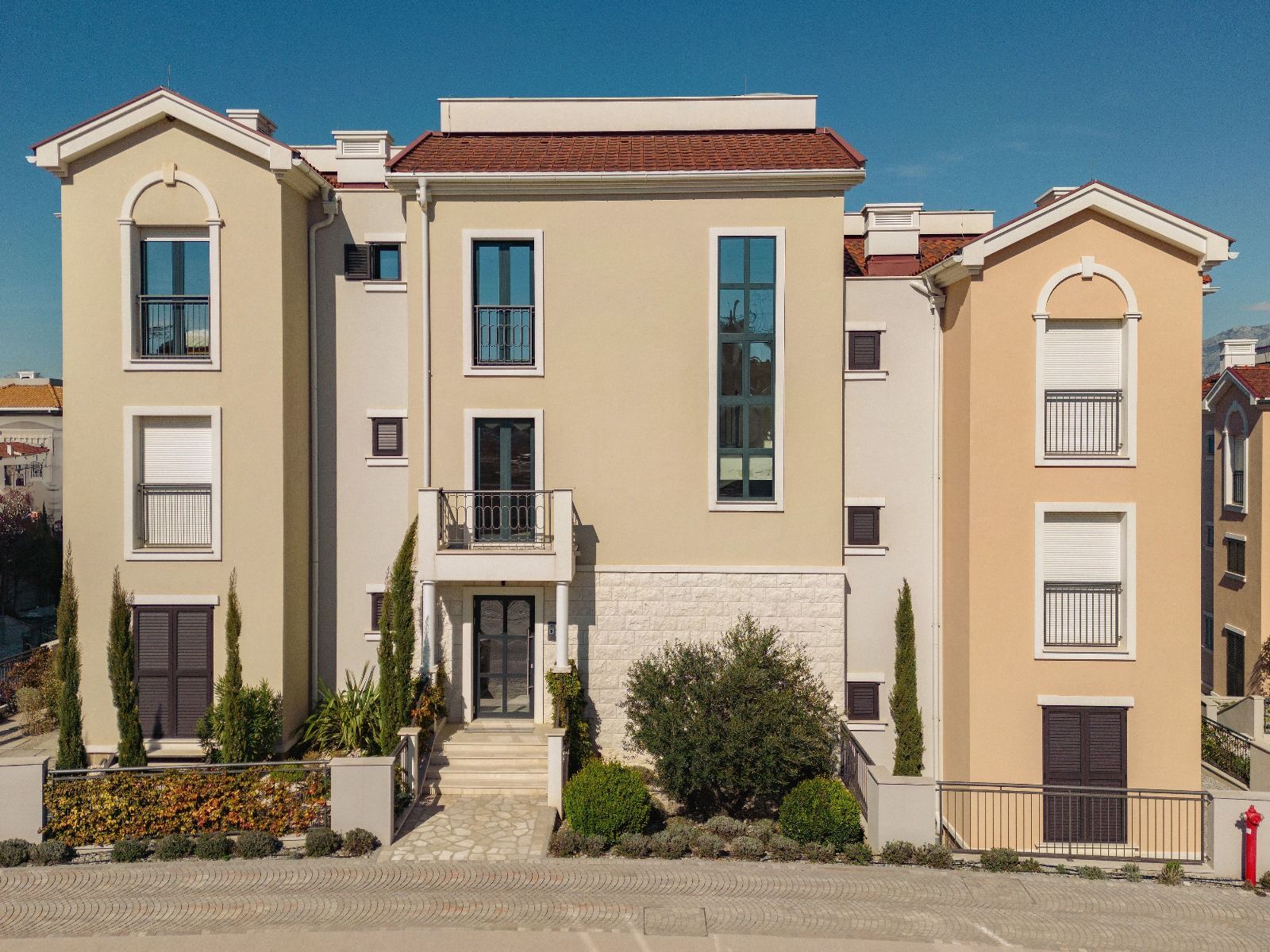 Ekskluzivan dvosoban apartman 97.84m2 + 7.6m2 dvorista  – Luštica Bay, Centrale (fleksibilni uslovi plaćanja) - Amfora Real Estate