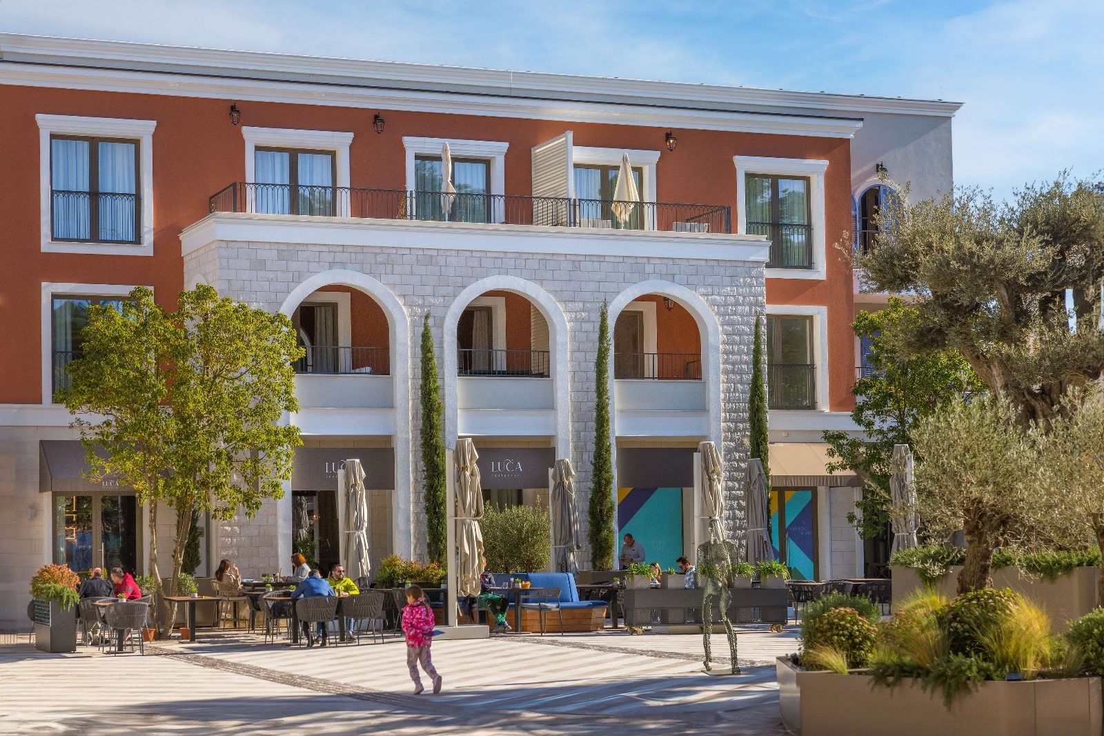 Ekskluzivan dvosoban apartman 97.84m2 + 7.6m2 dvorista  – Luštica Bay, Centrale (fleksibilni uslovi plaćanja) - Amfora Real Estate