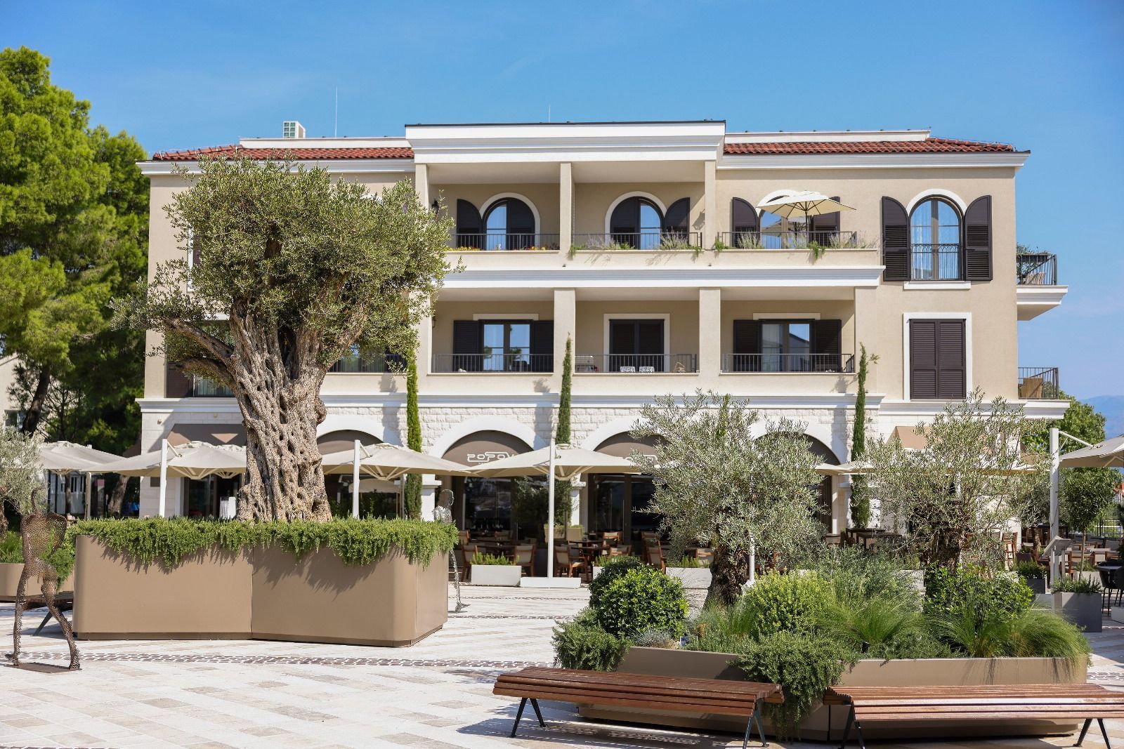 Ekskluzivan dvosoban apartman 97.84m2 + 7.6m2 dvorista  – Luštica Bay, Centrale (fleksibilni uslovi plaćanja) - Amfora Real Estate