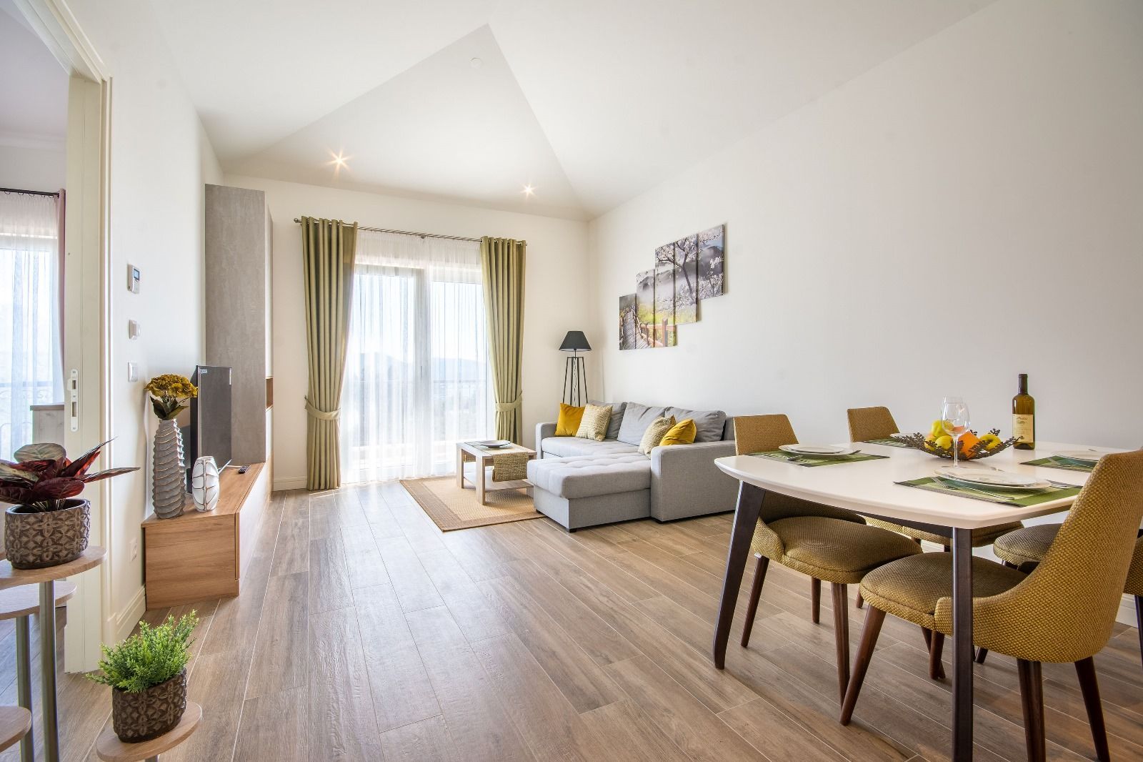 Ekskluzivan dvosoban apartman 97.84m2 + 7.6m2 dvorista  – Luštica Bay, Centrale (fleksibilni uslovi plaćanja) - Amfora Real Estate