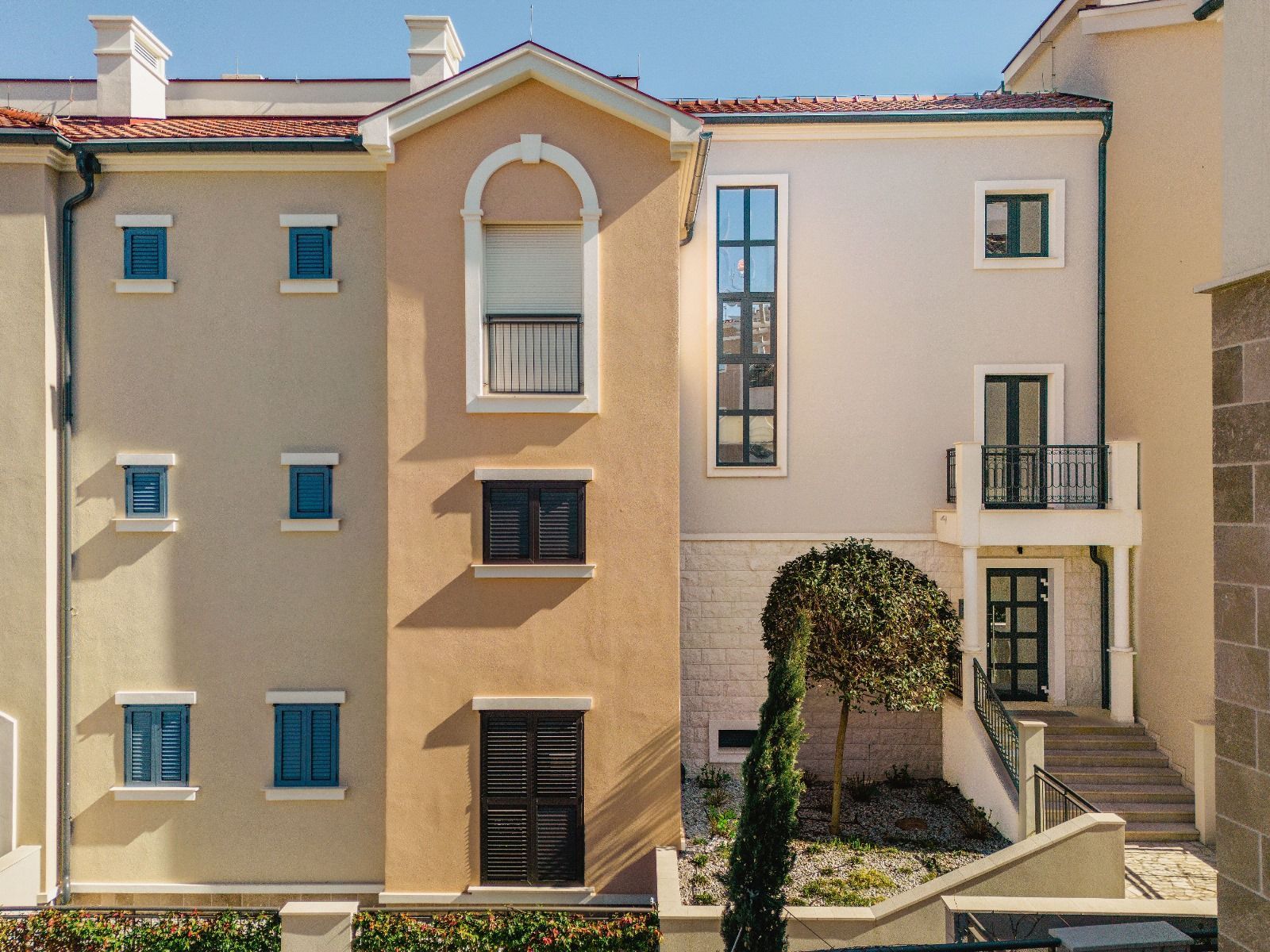 Ekskluzivan dvosoban apartman 97.84m2 + 7.6m2 dvorista  – Luštica Bay, Centrale (fleksibilni uslovi plaćanja) - Amfora Real Estate