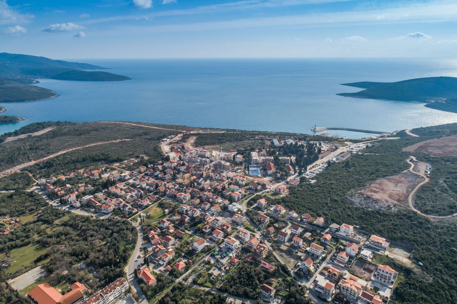 Ekskluzivan dvosoban apartman 97.84m2 + 7.6m2 dvorista  – Luštica Bay, Centrale (fleksibilni uslovi plaćanja) - Amfora Real Estate