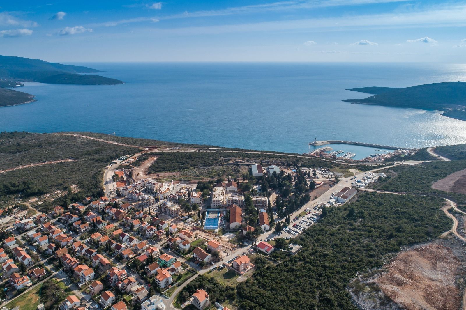 Ekskluzivan dvosoban apartman 97.84m2 + 7.6m2 dvorista  – Luštica Bay, Centrale (fleksibilni uslovi plaćanja) - Amfora Real Estate