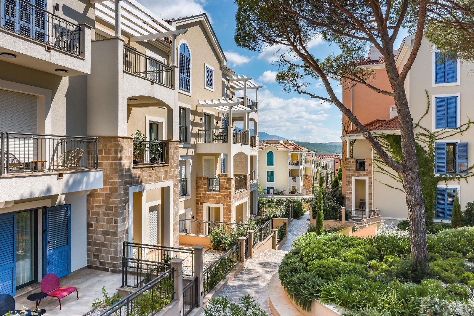 Ekskluzivan dvosoban apartman 97.84m2 + 7.6m2 dvorista  – Luštica Bay, Centrale (fleksibilni uslovi plaćanja) - Amfora Real Estate