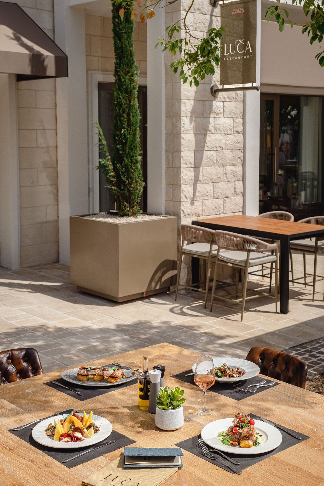 Ekskluzivan dvosoban apartman 97.84m2 + 7.6m2 dvorista  – Luštica Bay, Centrale (fleksibilni uslovi plaćanja) - Amfora Real Estate