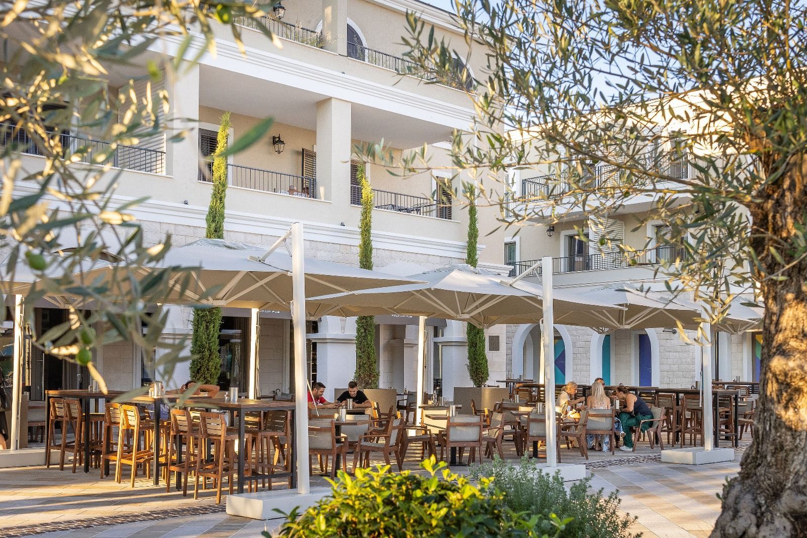 Ekskluzivan dvosoban apartman 97.84m2 + 7.6m2 dvorista  – Luštica Bay, Centrale (fleksibilni uslovi plaćanja) - Amfora Real Estate