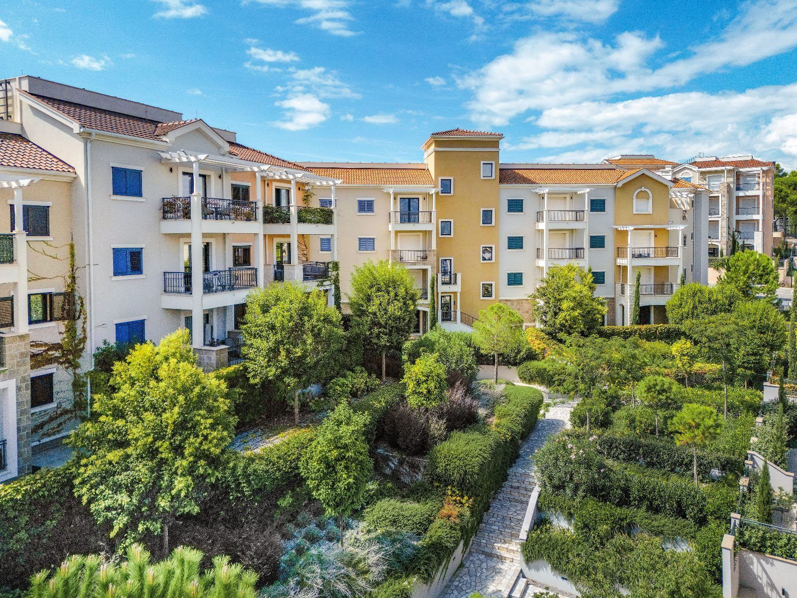 Ekskluzivan dvosoban apartman 97.84m2 + 7.6m2 dvorista  – Luštica Bay, Centrale (fleksibilni uslovi plaćanja) - Amfora Real Estate