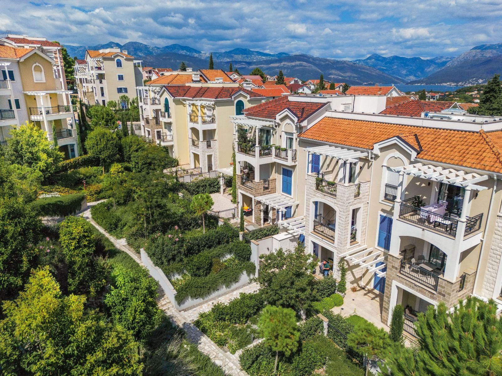 Ekskluzivan dvosoban apartman 97.84m2 + 7.6m2 dvorista  – Luštica Bay, Centrale (fleksibilni uslovi plaćanja) - Amfora Real Estate