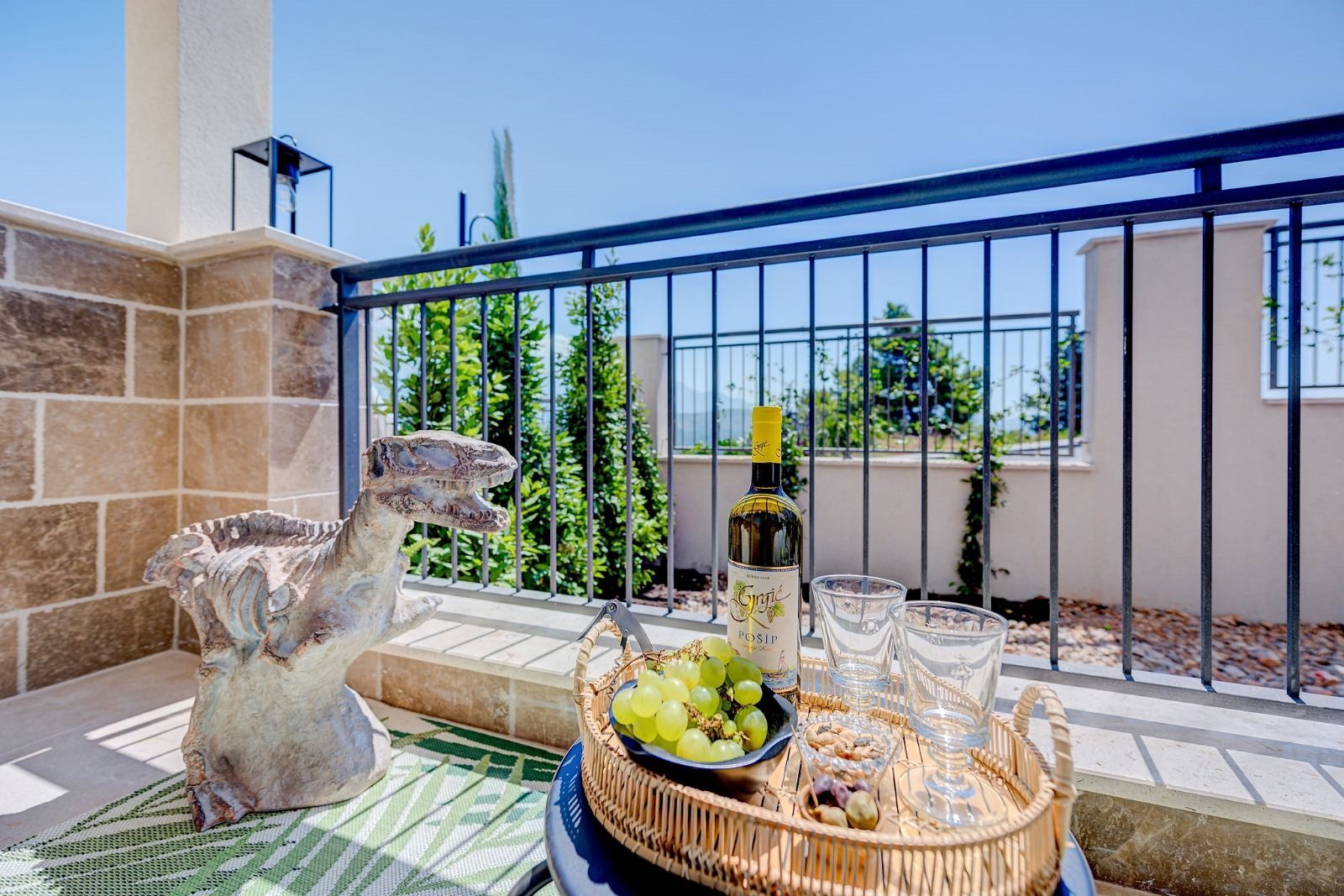 Ekskluzivan dvosoban apartman 97.84m2 + 7.6m2 dvorista  – Luštica Bay, Centrale (fleksibilni uslovi plaćanja) - Amfora Real Estate