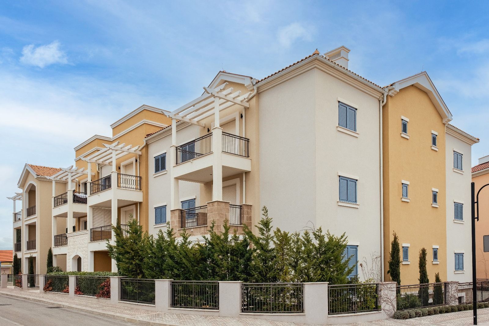 Ekskluzivan dvosoban apartman 97.84m2 + 7.6m2 dvorista  – Luštica Bay, Centrale (fleksibilni uslovi plaćanja) - Amfora Real Estate