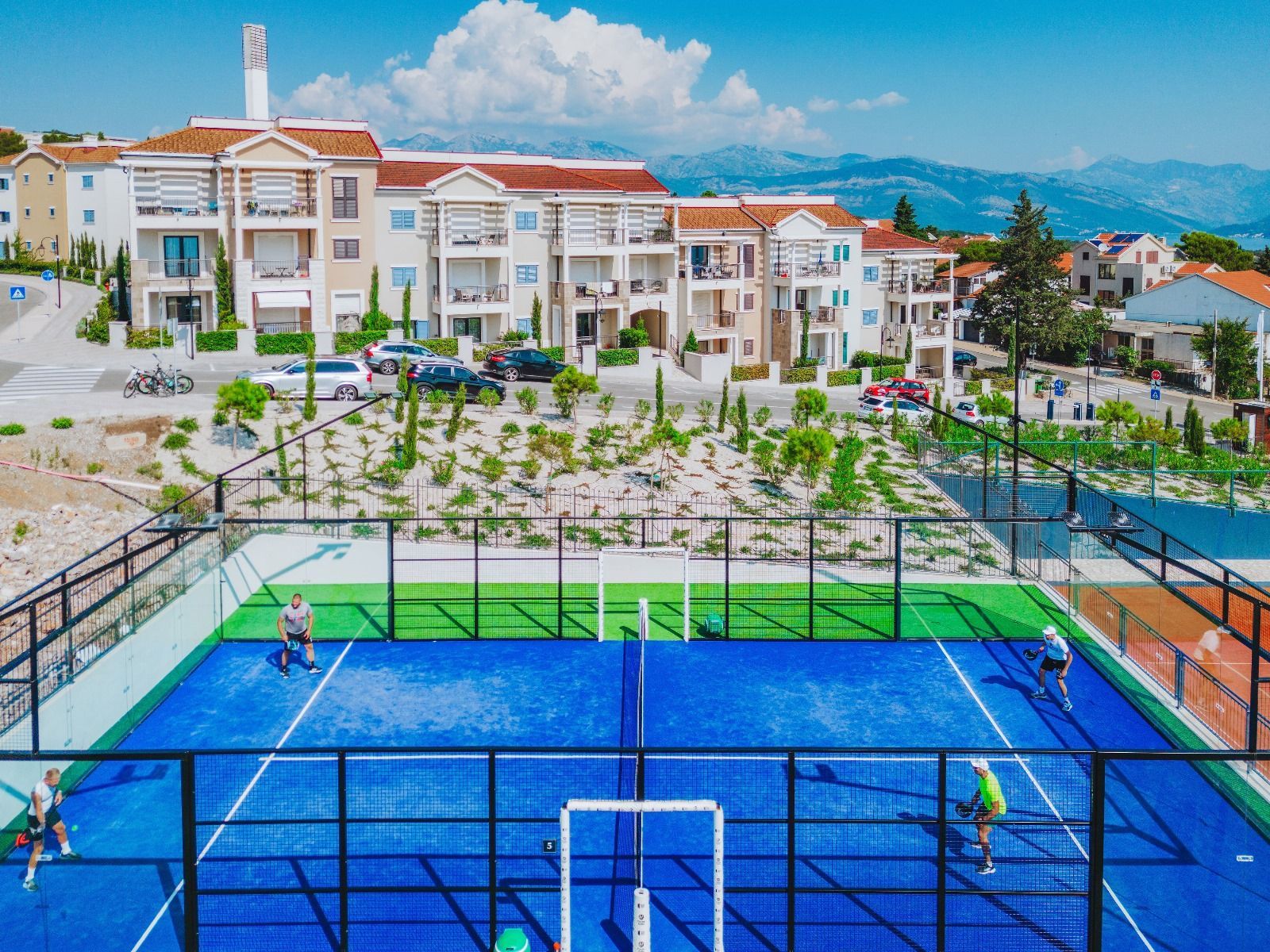 Ekskluzivan dvosoban apartman 97.84m2 + 7.6m2 dvorista  – Luštica Bay, Centrale (fleksibilni uslovi plaćanja) - Amfora Real Estate