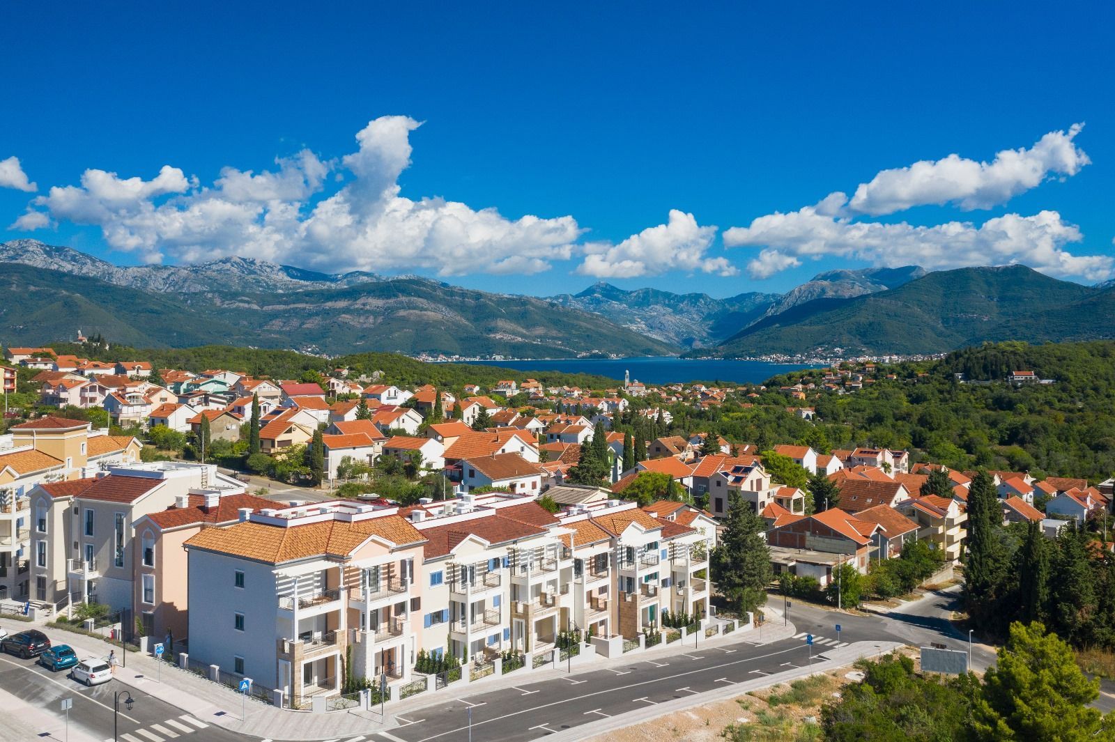 Ekskluzivan dvosoban apartman 97.84m2 + 7.6m2 dvorista  – Luštica Bay, Centrale (fleksibilni uslovi plaćanja) - Amfora Real Estate