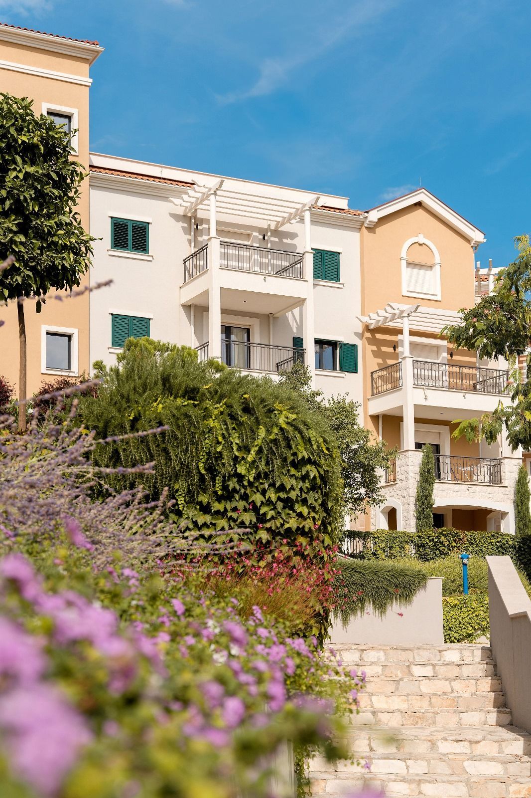 Ekskluzivan dvosoban apartman 97.84m2 + 7.6m2 dvorista  – Luštica Bay, Centrale (fleksibilni uslovi plaćanja) - Amfora Real Estate