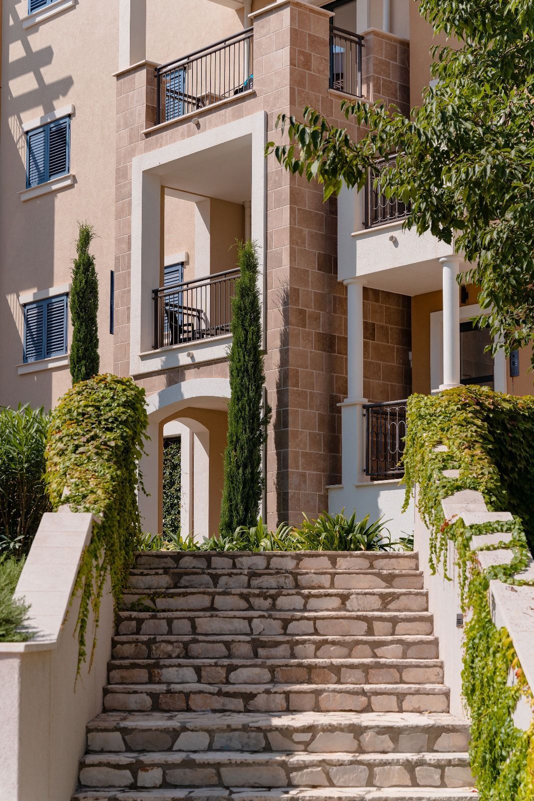 Ekskluzivan dvosoban apartman 97.84m2 + 7.6m2 dvorista  – Luštica Bay, Centrale (fleksibilni uslovi plaćanja) - Amfora Real Estate