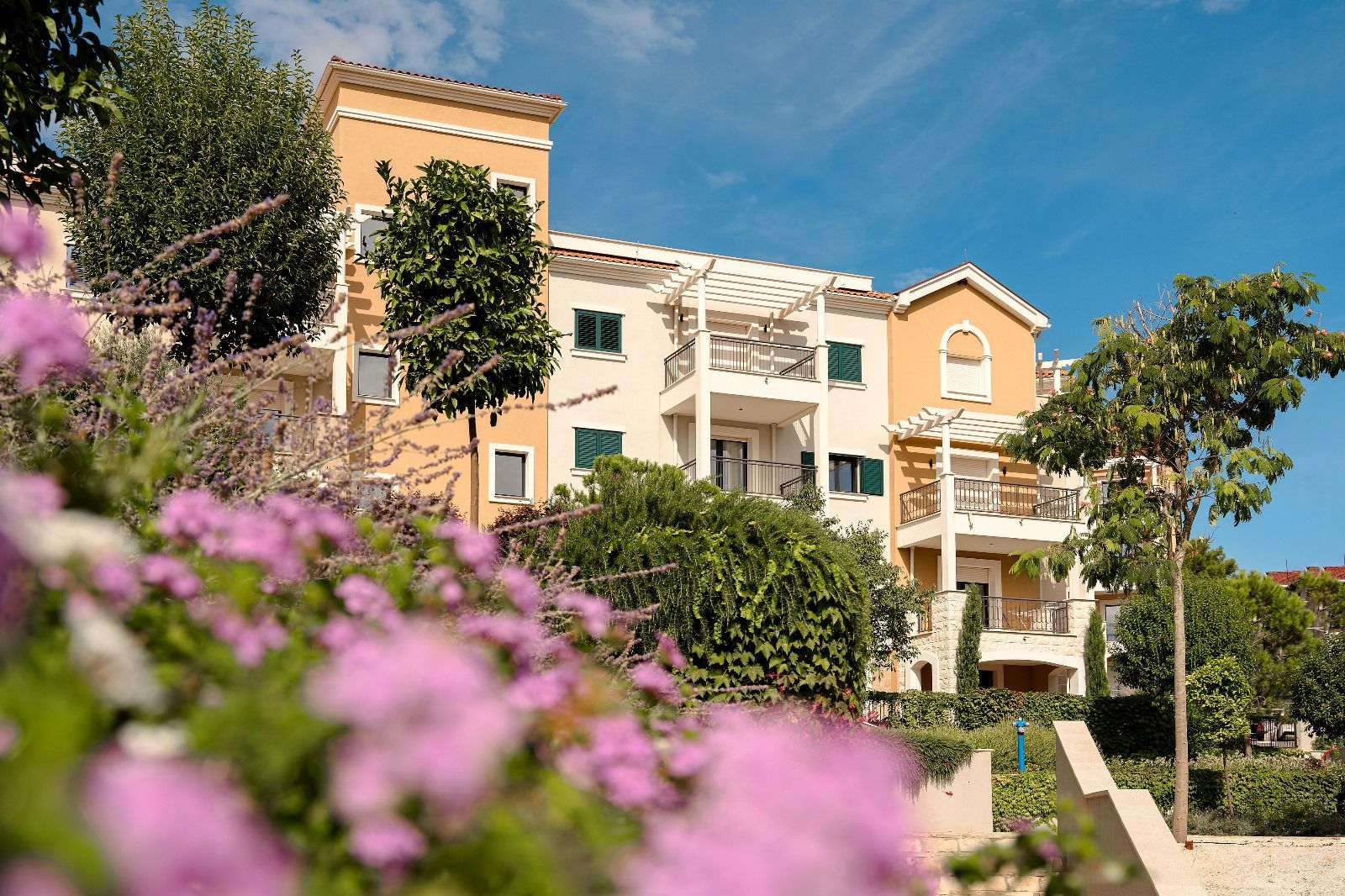 Ekskluzivan dvosoban apartman 97.84m2 + 7.6m2 dvorista  – Luštica Bay, Centrale (fleksibilni uslovi plaćanja) - Amfora Real Estate