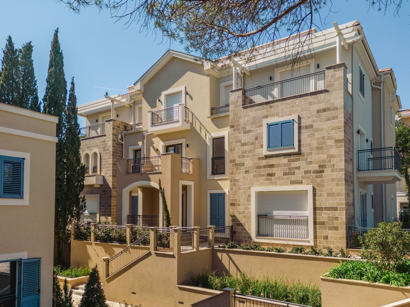 Ekskluzivan dvosoban apartman 97.84m2 + 7.6m2 dvorista  – Luštica Bay, Centrale (fleksibilni uslovi plaćanja) - Amfora Real Estate