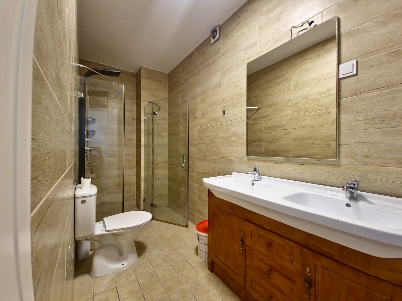 Dvosoban moderno opremljen stan 69m2 na atraktivnoj lokaciji sa garaznim mestom u Budvi (NA DUZI PERIOD) - Amfora Real Estate