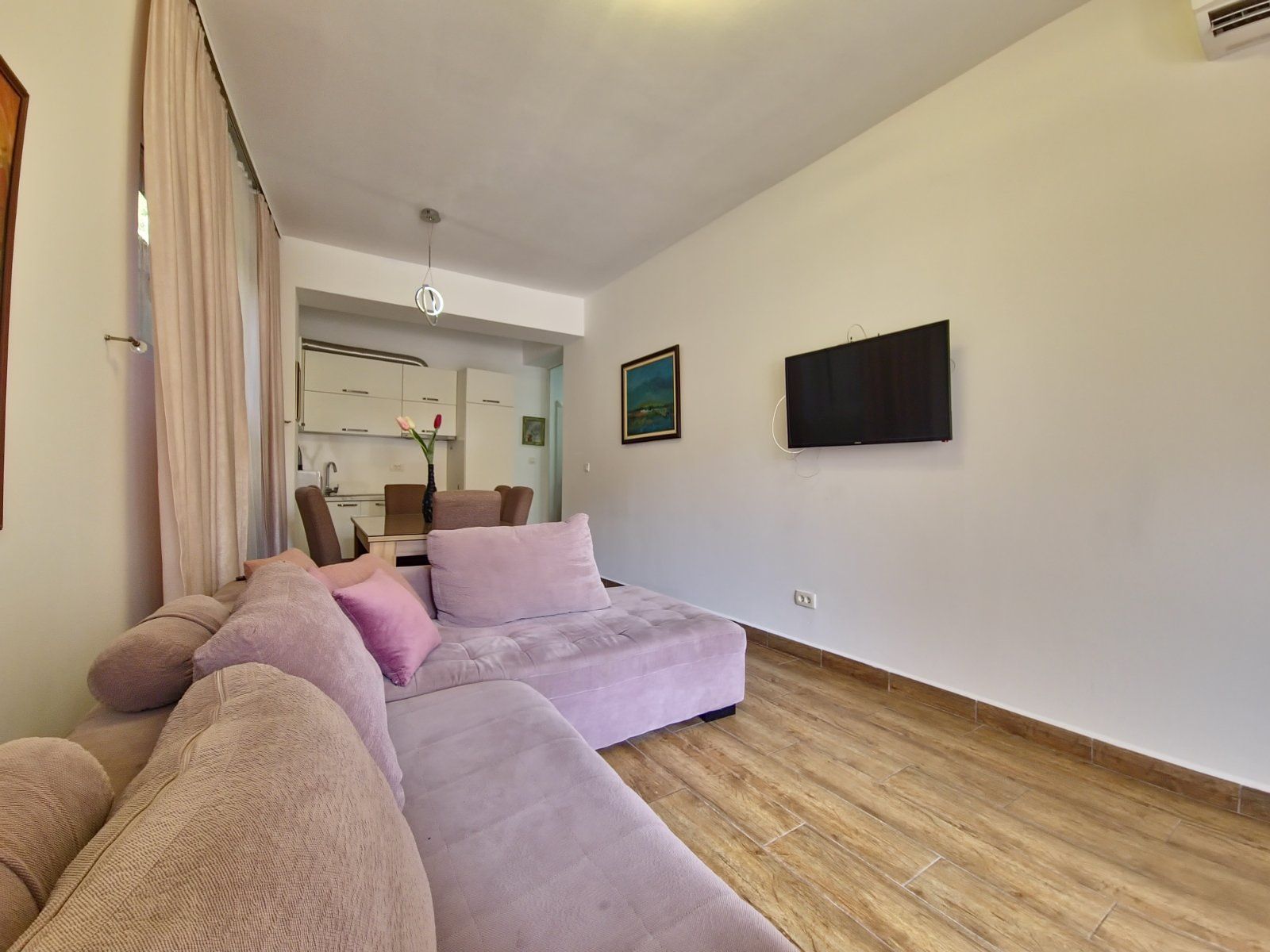 Dvosoban moderno opremljen stan 69m2 na atraktivnoj lokaciji sa garaznim mestom u Budvi (NA DUZI PERIOD) - Amfora Real Estate