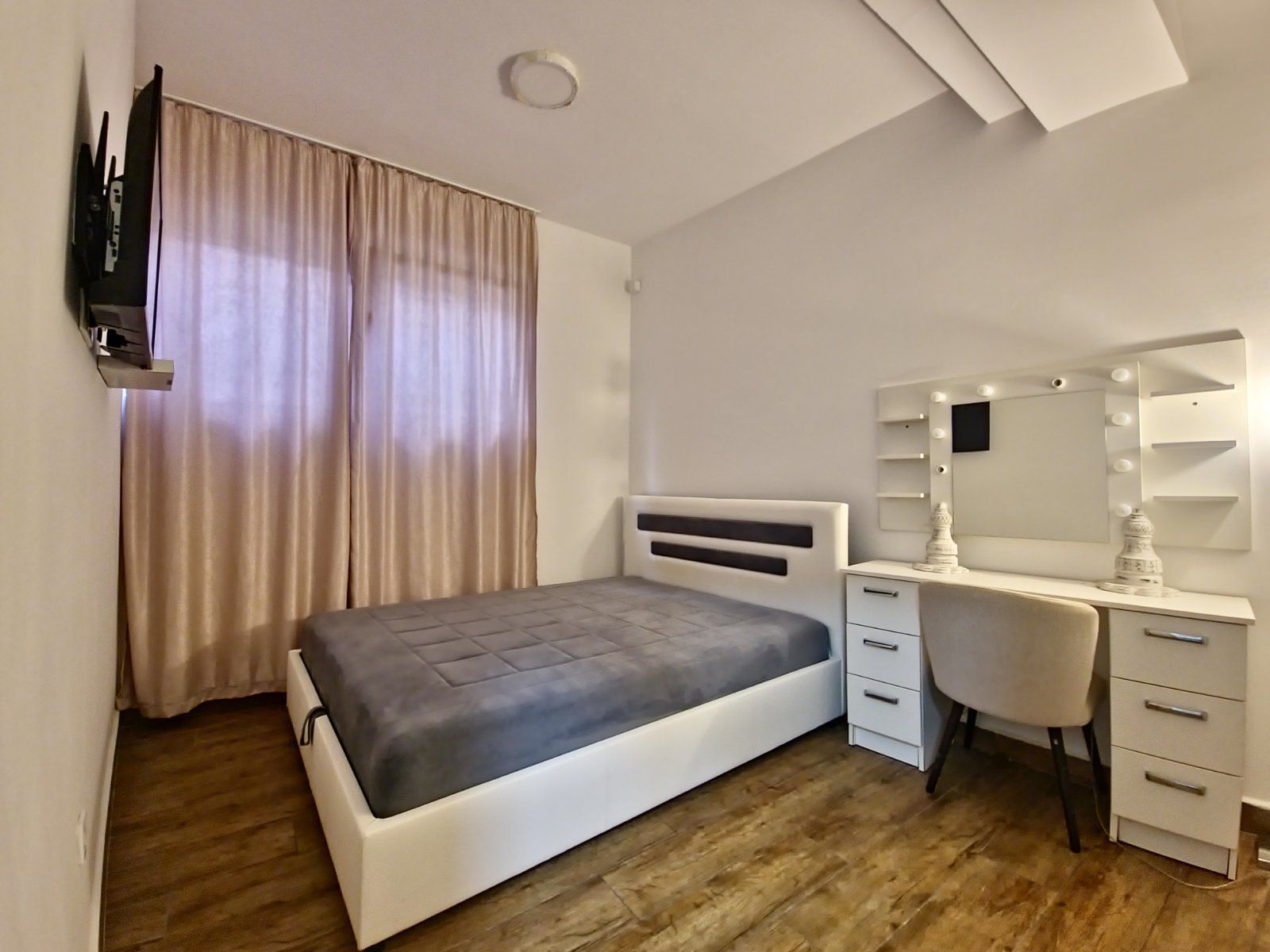 Dvosoban moderno opremljen stan 69m2 na atraktivnoj lokaciji sa garaznim mestom u Budvi (NA DUZI PERIOD) - Amfora Real Estate