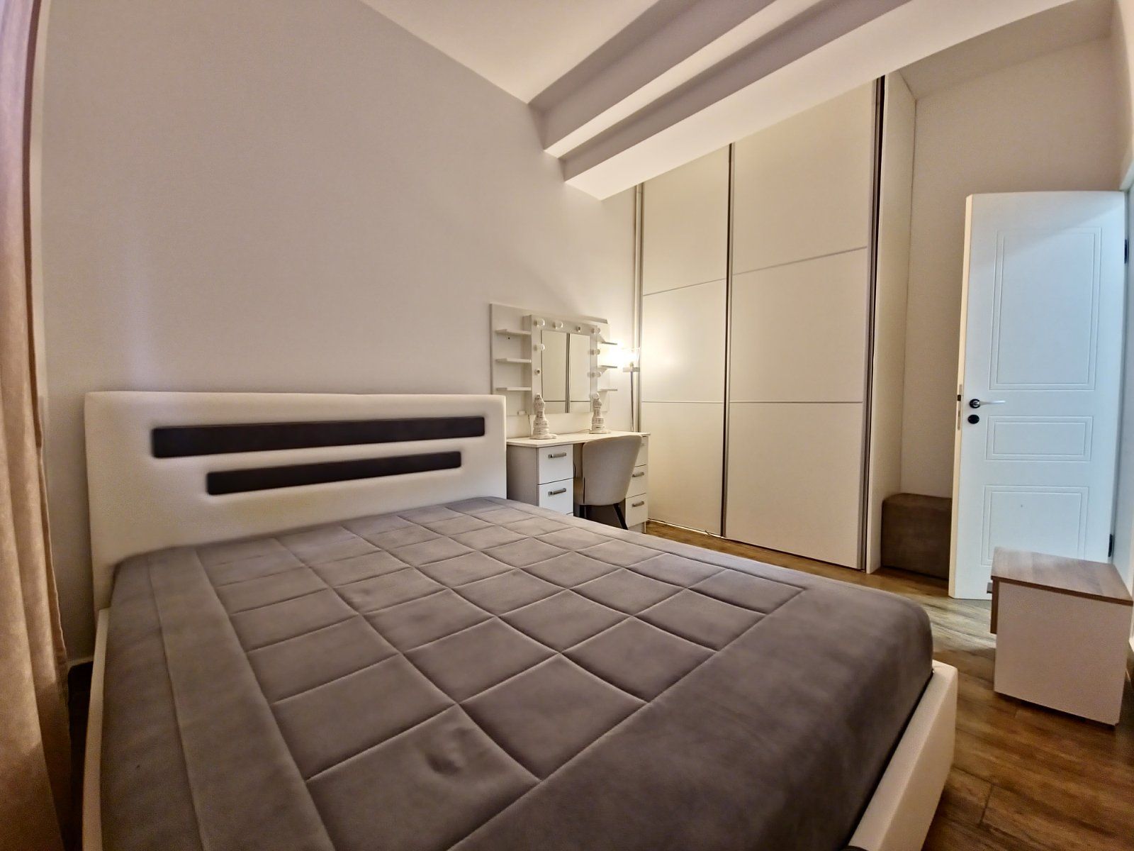 Dvosoban moderno opremljen stan 69m2 na atraktivnoj lokaciji sa garaznim mestom u Budvi (NA DUZI PERIOD) - Amfora Real Estate