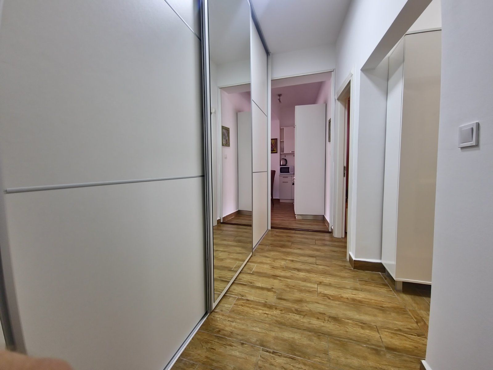 Dvosoban moderno opremljen stan 69m2 na atraktivnoj lokaciji sa garaznim mestom u Budvi (NA DUZI PERIOD) - Amfora Real Estate