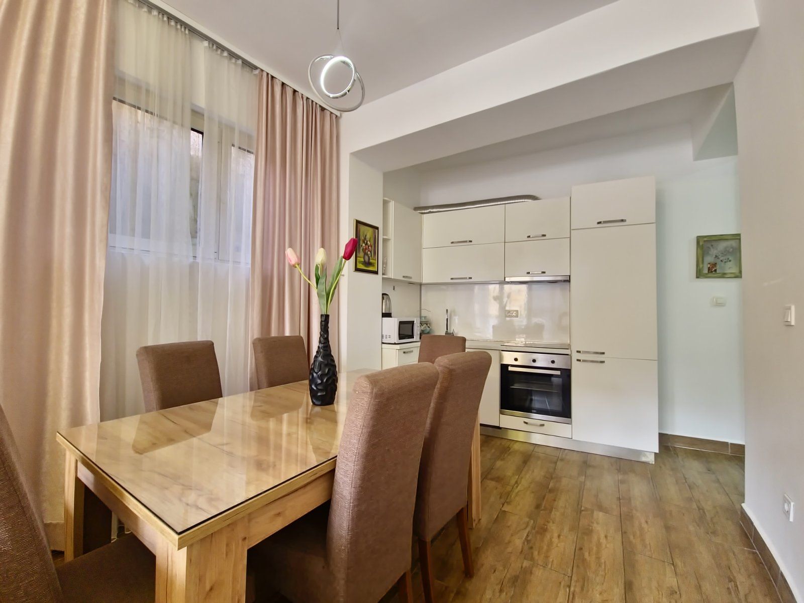 Dvosoban moderno opremljen stan 69m2 na atraktivnoj lokaciji sa garaznim mestom u Budvi (NA DUZI PERIOD) - Amfora Real Estate