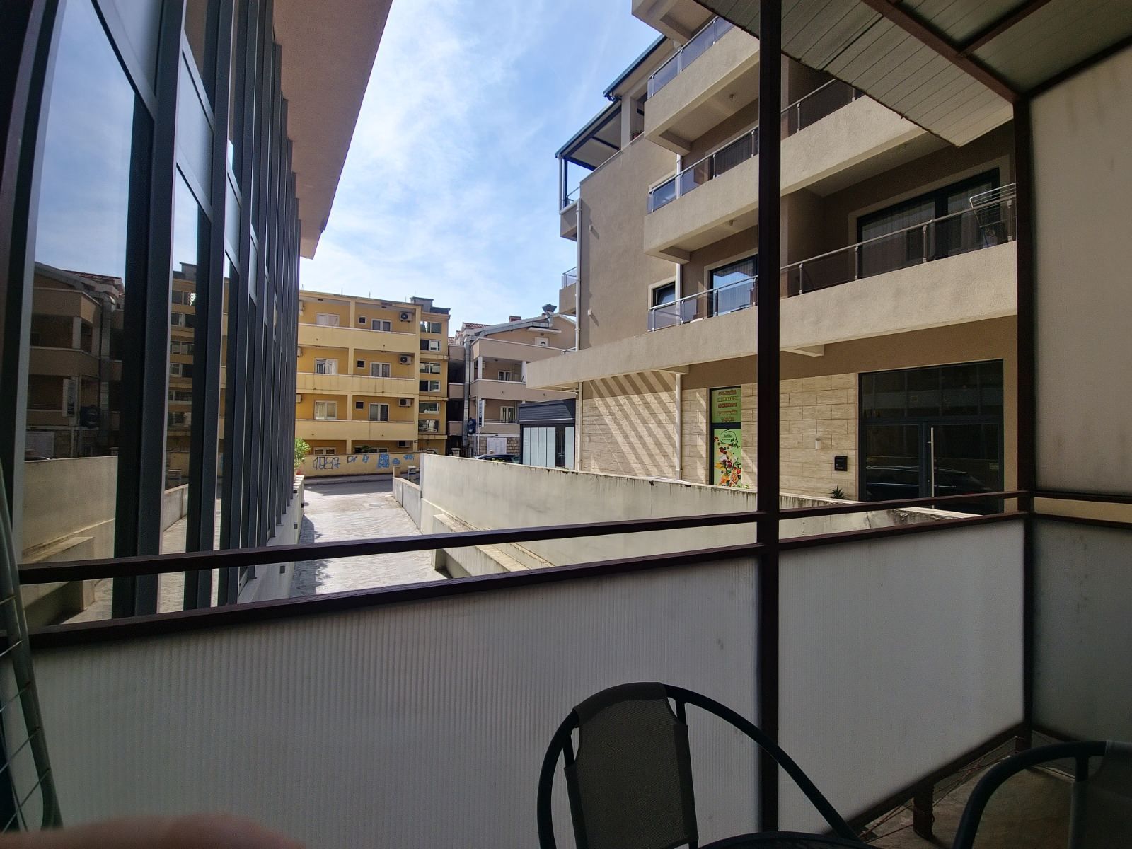 Dvosoban moderno opremljen stan 69m2 na atraktivnoj lokaciji sa garaznim mestom u Budvi (NA DUZI PERIOD) - Amfora Real Estate