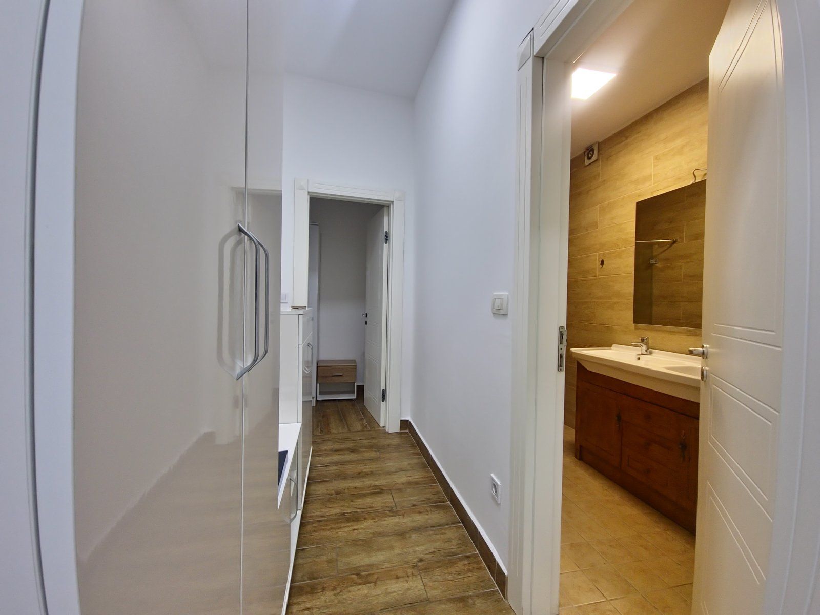 Dvosoban moderno opremljen stan 69m2 na atraktivnoj lokaciji sa garaznim mestom u Budvi (NA DUZI PERIOD) - Amfora Real Estate