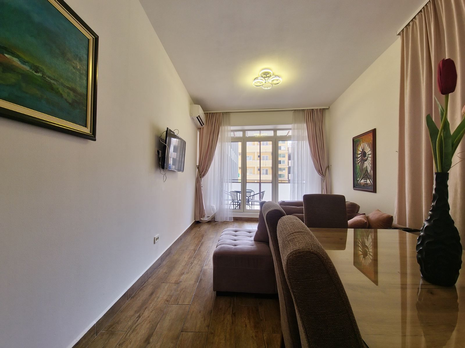 Dvosoban moderno opremljen stan 69m2 na atraktivnoj lokaciji sa garaznim mestom u Budvi (NA DUZI PERIOD) - Amfora Real Estate