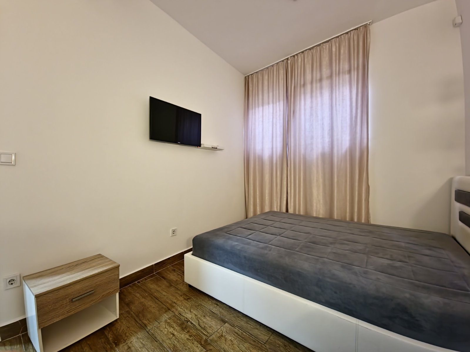 Dvosoban moderno opremljen stan 69m2 na atraktivnoj lokaciji sa garaznim mestom u Budvi (NA DUZI PERIOD) - Amfora Real Estate