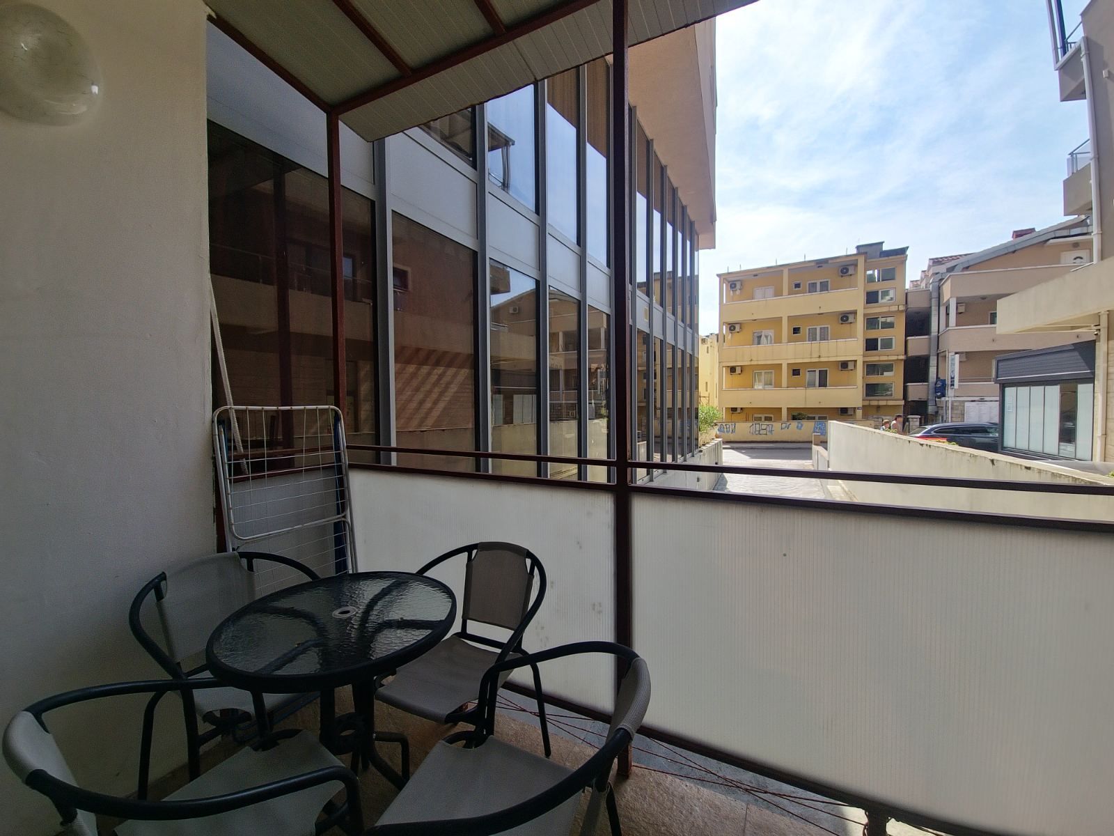 Dvosoban moderno opremljen stan 69m2 na atraktivnoj lokaciji sa garaznim mestom u Budvi (NA DUZI PERIOD) - Amfora Real Estate