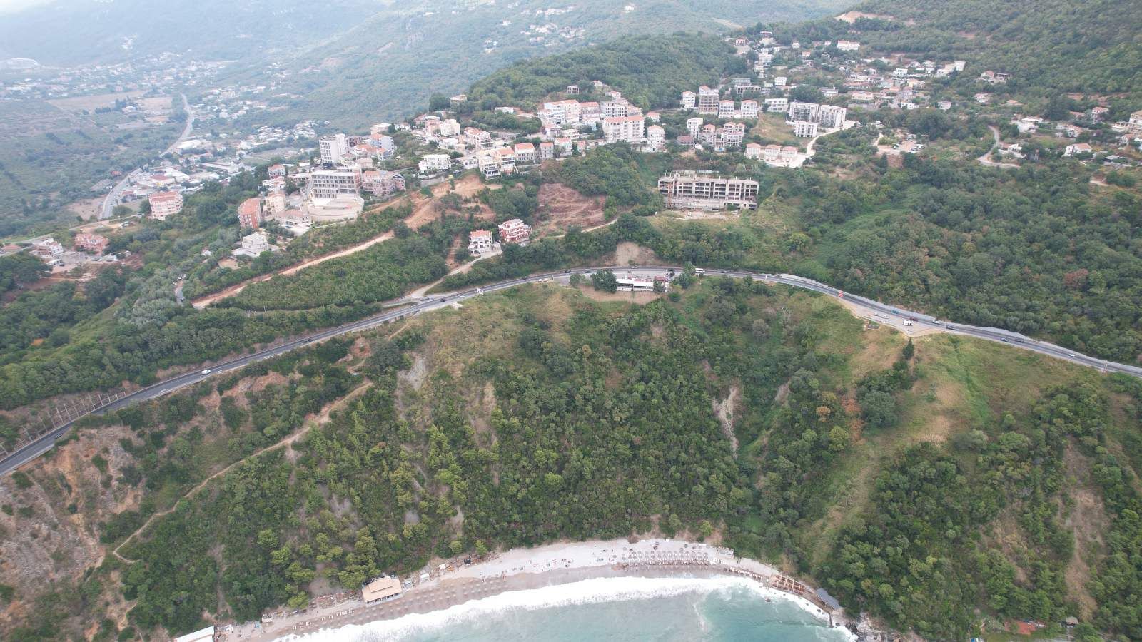 Urbanizovano zemljište 3.078 m² sa panoramskim pogledom na more za zajedničku gradnju u Prijevoru, Budva – mogućnost izgradnje 5.600 m² - Amfora Real Estate