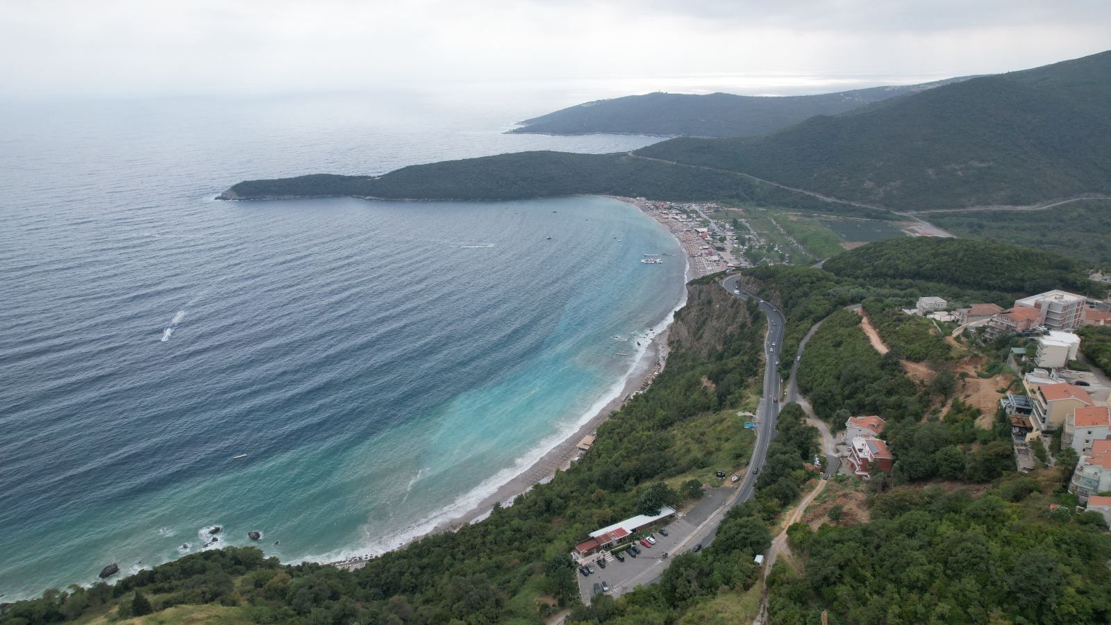 Urbanizovano zemljište 3.078 m² sa panoramskim pogledom na more za zajedničku gradnju u Prijevoru, Budva – mogućnost izgradnje 5.600 m² - Amfora Real Estate