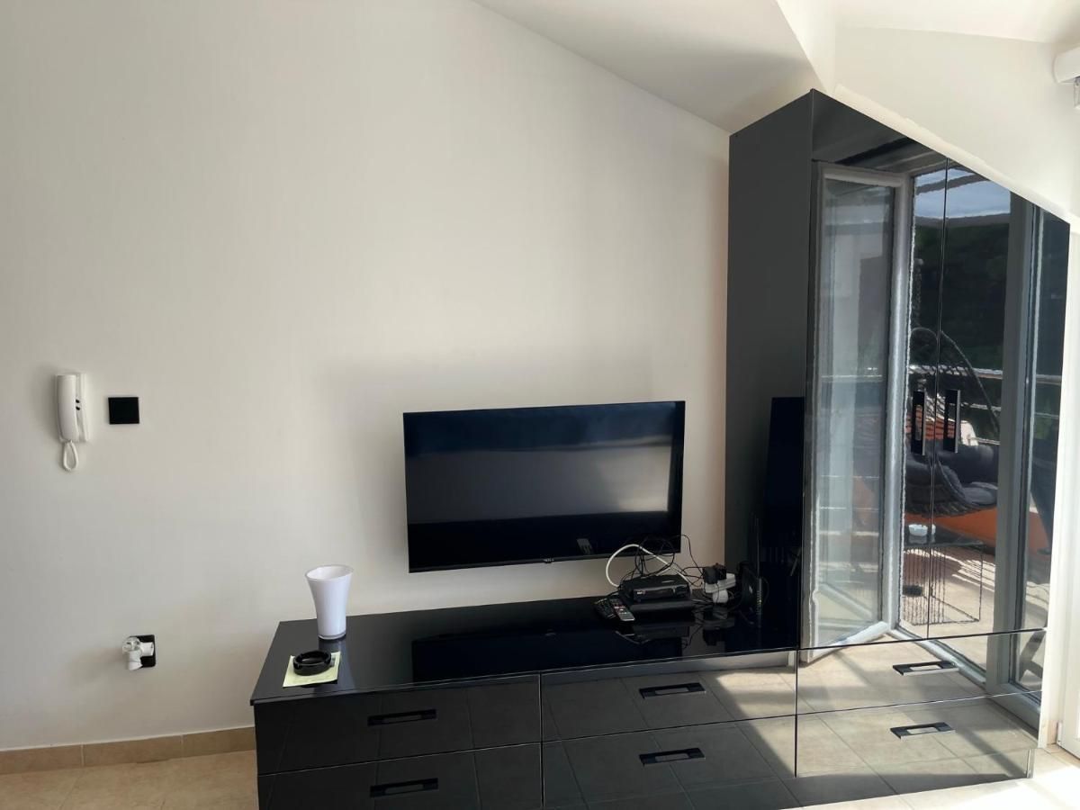 Moderno opremljena garsonjera 26m2 sa pogledom na more,Petrovac (izdavanje na duzi period) - Amfora Real Estate