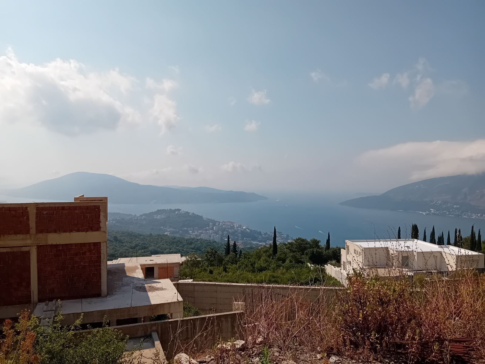 Herceg Novi – Trebesin, urbanizovan plac 1927 m² sa panoramskim pogledom na more - Amfora Real Estate