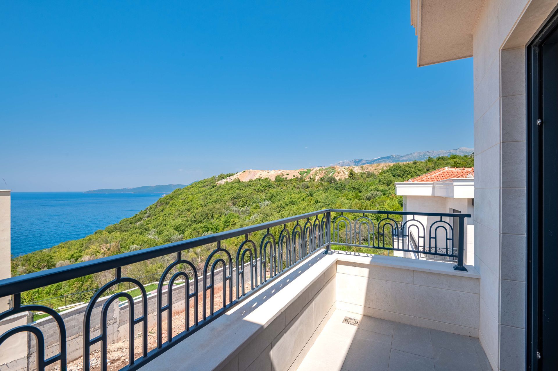 Izdaje se nova luksuzna vila sa bazenom i panoramskim pogledom na more – Reževići, Budva (na duži period) - Amfora Real Estate